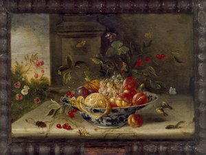 Decoratieve stilleven compositie met een porseleinen kom, fruit en insecten